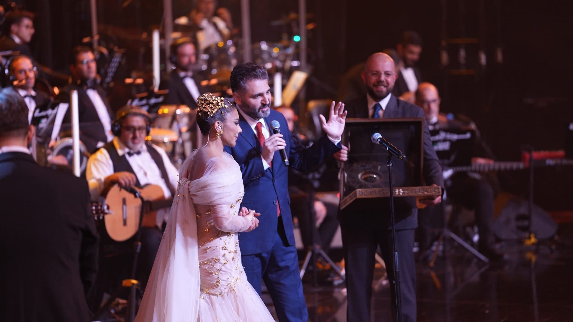 The Minister of Culture, Muhammad Yassin Al-Saleh, honored the artist Asala Nasri during the concert she performed in Al-Fayhaa Hall in Damascus.