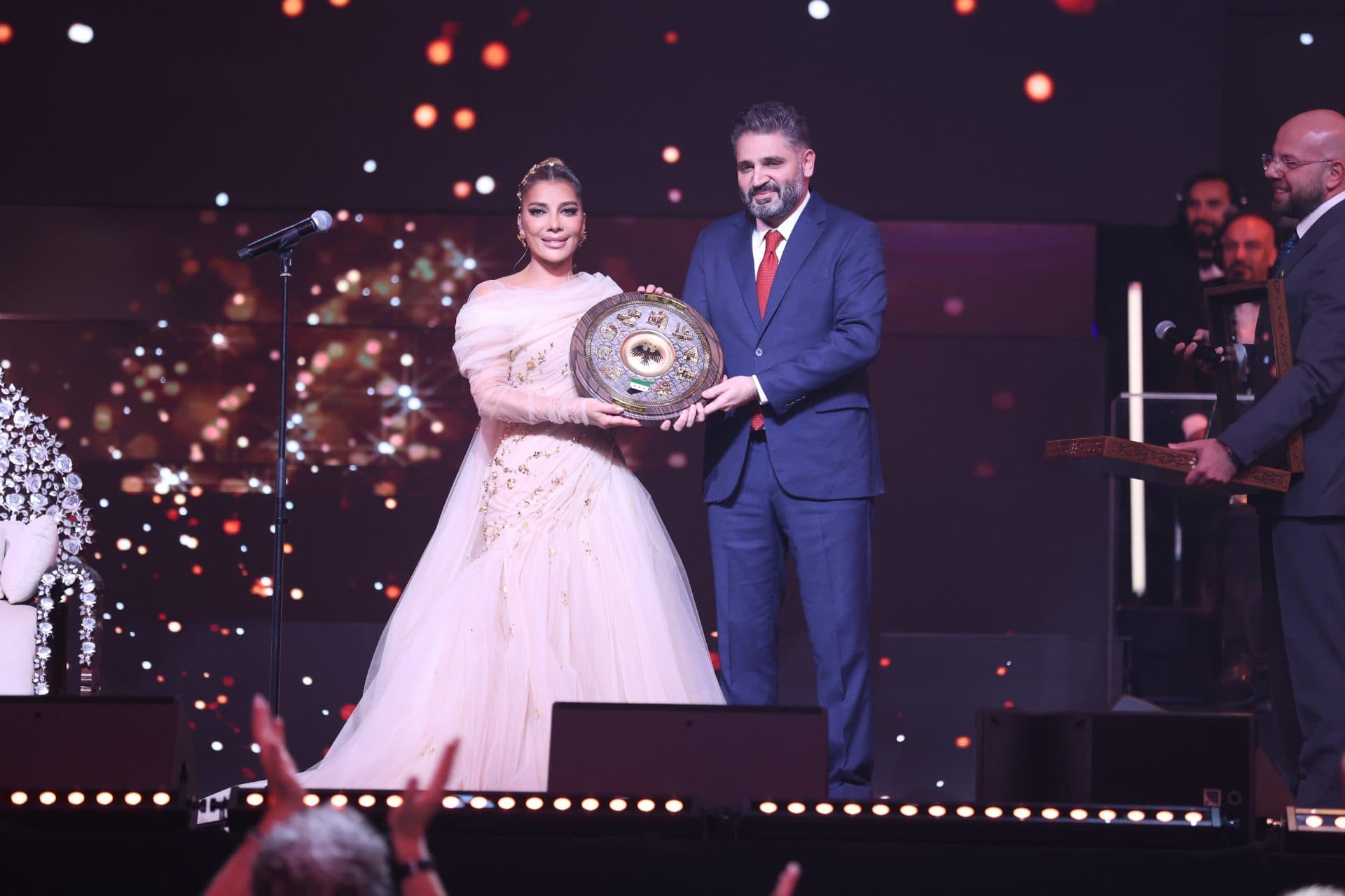 The Minister of Culture, Muhammad Yassin Al-Saleh, honored the artist Asala Nasri during the concert she performed in Al-Fayhaa Hall in Damascus. - 1